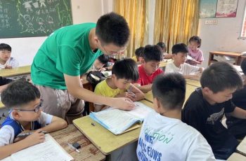 “Tổng số tuổi của bố và con gái là 100. Bố 50 tuổi. Con bao nhiêu tuổi?”, học sinh trả lời là 50 bị cô gạch sai “Tổng số tuổi của bố và con gái là 100. Bố 50 tuổi. Con bao nhiêu tuổi?”, học sinh trả lời là 50 bị cô gạch sai