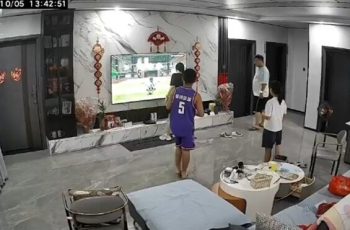 Cãi nhau với vợ, chồng lôi con riêng của vợ ra trút giận, camera giám sát ghi lại cảnh tượng phẫn nộ