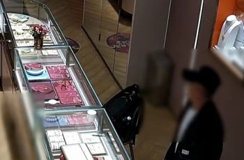 Cậu bé mang 5 chỉ vàng đi bán, chủ tiệm chỉ trả gần 700.000 đồng, cha mẹ biết chuyện lại cảm ơn rối rít