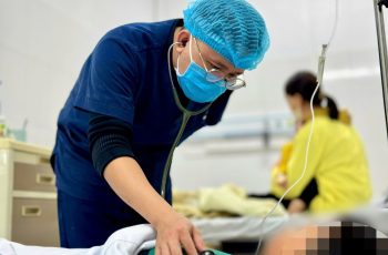 Phát hiện con bị cúm A: 3 bước cha mẹ cần LÀM NGAY trong 24h để chặn lây lan và tránh biến chứng!