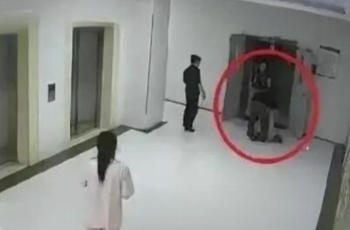 Bà bầu 26 tuổi quỳ lạy 2 lần để được sinh mổ nhưng bị gia đình từ chối, cái kết cả mẹ và con đều không qua khỏi Bà bầu 26 tuổi quỳ lạy 2 lần để được sinh mổ nhưng bị gia đình từ chối, cái kết cả mẹ và con đều không qua khỏi