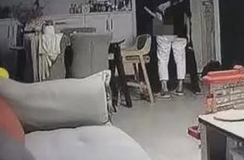 Lắp camera nhưng chưa kịp báo với chồng, nghỉ trưa mở lên xem tình hình trong nhà, tôi rụng rời tay chân với cảnh tượng trước mắt Lắp camera nhưng chưa kịp báo với chồng, nghỉ trưa mở lên xem tình hình trong nhà, tôi rụng rời tay chân với cảnh tượng trước mắt