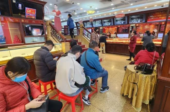 Giá vàng hôm nay mới nhất (28/11) bật tăng mạnh: Nhà vàng bán mạnh tay, người dân đổ xô đi mua