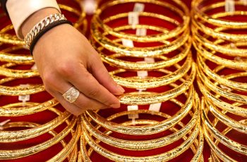 Giá vàng hôm nay 6/11/2025: Vàng thế giới bật tăng sau cú rơi, SJC giảm đều