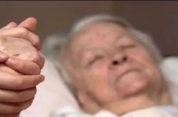 Nếu cha mẹ có 3 biểu hiện này thì họ sắp ra đi, con cháu hãy ở bên cạnh nhiều hơn