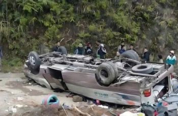 Lật xe chở đoàn từ thiện ở Lào Cai, ít nhất 8 người tu vong Lật xe chở đoàn từ thiện ở Lào Cai, ít nhất 8 người tu vong