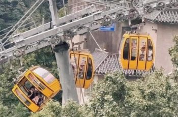 Cáp treo bung cửa khiến du khách rơi xuống vực Cáp treo bung cửa khiến du khách rơi xuống vực