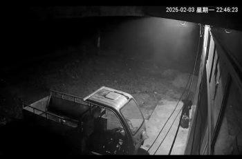 Bé trai tiểu học bị bố bỏ rơi, ngây thơ đứng ngoài trời chờ bố từ 2h chiều đến 11h đêm Bé trai tiểu học bị bố bỏ rơi, ngây thơ đứng ngoài trời chờ bố từ 2h chiều đến 11h đêm