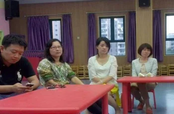 Giáo viên 25 năm nói thẳng: Không biết tiên tri nhưng nhìn cách phụ huynh đón con, tôi biết tương lai của đứa trẻ sướng hay khổ Giáo viên 25 năm nói thẳng: Không biết tiên tri nhưng nhìn cách phụ huynh đón con, tôi biết tương lai của đứa trẻ sướng hay khổ