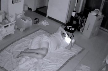 Xem xong cảnh này, ai còn dám ôm điện thoại lúc nửa đêm?