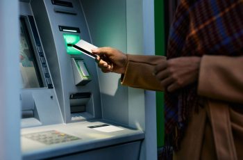 Người đàn ông tới ATM rút 20 triệu đồng, 2 lần số dư vẫn không đổi, vội vã tới ngân hàng kiếm tra: “Tài khoản không lỗi, đó là tiền của anh” Người đàn ông tới ATM rút 20 triệu đồng, 2 lần số dư vẫn không đổi, vội vã tới ngân hàng kiếm tra: “Tài khoản không lỗi, đó là tiền của anh”