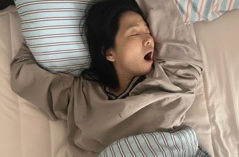 Phát hiện ung thư giai đoạn muộn chỉ nhờ… tiếng ngáy khi ngủ, người phụ nữ khóc: “Tôi không muốn bị câm!” Phát hiện ung thư giai đoạn muộn chỉ nhờ… tiếng ngáy khi ngủ, người phụ nữ khóc: “Tôi không muốn bị câm!”