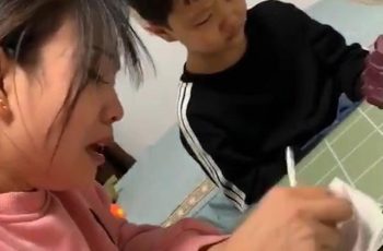 Cậu bé làm phép tính “11-4=7” bị gạch sai, mẹ lên kiện cô giáo thì nhận về cái kết đắng: “Cả lớp này mỗi con chị sai thôi” Cậu bé làm phép tính “11-4=7” bị gạch sai, mẹ lên kiện cô giáo thì nhận về cái kết đắng: “Cả lớp này mỗi con chị sai thôi”