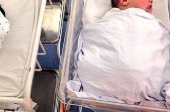 Đi khám thai thôi mà bác sĩ đẩy vào phòng sinh luôn, con chào đời 7,3kg cả viện xôn xao đi xem mặt Đi khám thai thôi mà bác sĩ đẩy vào phòng sinh luôn, con chào đời 7,3kg cả viện xôn xao đi xem mặt