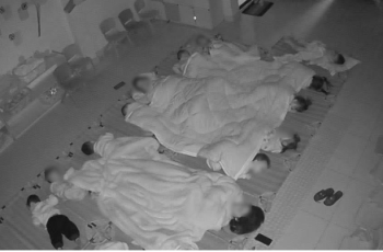 Bức ảnh học sinh mầm non ngủ trưa ở Hà Nội đang gây tranh cãi: Mẹ quá nhạy cảm hay các cô thực sự thiếu ý tứ? Bức ảnh học sinh mầm non ngủ trưa ở Hà Nội đang gây tranh cãi: Mẹ quá nhạy cảm hay các cô thực sự thiếu ý tứ?