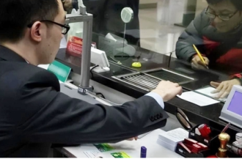 Nhận được 15 tỷ đồng tiền đền bù đất, người đàn ông gửi ngân hàng lấy lãi 500 triệu/năm, đến ngày đáo hạn thì được thông báo: “Sổ tiết kiệm là giả, anh tìm người khác giải quyết đi” Nhận được 15 tỷ đồng tiền đền bù đất, người đàn ông gửi ngân hàng lấy lãi 500 triệu/năm, đến ngày đáo hạn thì được thông báo: “Sổ tiết kiệm là giả, anh tìm người khác giải quyết đi”