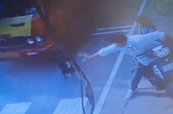 Lặng người: Clip cậu bé lao ra đường khi xe tải đang lao tới, bố ôm đầu phản ứng đầy bất lực Lặng người: Clip cậu bé lao ra đường khi xe tải đang lao tới, bố ôm đầu phản ứng đầy bất lực