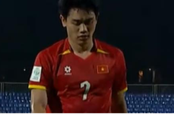 Nhận thẻ đỏ ở phút cuối, Đình Bắc chính thức lỡ cơ hội khoác áo tuyển Việt Nam đấu Malaysia Nhận thẻ đỏ ở phút cuối, Đình Bắc chính thức lỡ cơ hội khoác áo tuyển Việt Nam đấu Malaysia