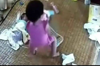 Mẹ trẻ vội đi vệ sinh, để con gái 5 tuổi trông cặp sinh đôi mới đầy tháng và bi kịch đã xảy ra ngay sau đó Mẹ trẻ vội đi vệ sinh, để con gái 5 tuổi trông cặp sinh đôi mới đầy tháng và bi kịch đã xảy ra ngay sau đó