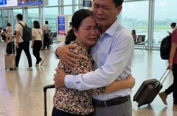 Vợ bán rau vay 300 triệu cho chồng đi XKLĐ, ở nhà ăn cơm với nước mắm để trả nợ. Ngày chồng về mang theo 6 tỷ nhưng chê người vợ tần tảo là xấu xí, bẩn thỉu. Anh ta lấy luôn vợ mới, nhưng đúng lúc đám cưới diễn ra thì nhận tin … Vợ bán rau vay 300 triệu cho chồng đi XKLĐ, ở nhà ăn cơm với nước mắm để trả nợ. Ngày chồng về mang theo 6 tỷ nhưng chê người vợ tần tảo là xấu xí, bẩn thỉu. Anh ta lấy luôn vợ mới, nhưng đúng lúc đám cưới diễn ra thì nhận tin …