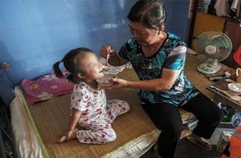 “Bà ơi, cháu no rồi không ăn nổi nữa”, nói xong bé 3 tuổi đi ngủ trưa và không bao giờ dậy nữa “Bà ơi, cháu no rồi không ăn nổi nữa”, nói xong bé 3 tuổi đi ngủ trưa và không bao giờ dậy nữa