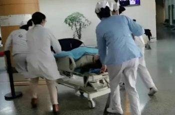 Sản phụ mang thai đôi chuyển dạ sinh khó, BS mở ra ngỡ ngàng: 1 bé 14 tuần, 1 bé 37 tuần Sản phụ mang thai đôi chuyển dạ sinh khó, BS mở ra ngỡ ngàng: 1 bé 14 tuần, 1 bé 37 tuần