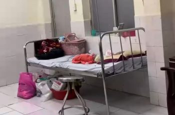 Đoạn clip 9 giây của em bé sơ sinh nằm một mình trong viện, hành động của con khiến ai nấy bần thần Đoạn clip 9 giây của em bé sơ sinh nằm một mình trong viện, hành động của con khiến ai nấy bần thần