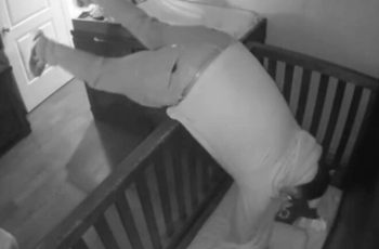 Camera ghi lại cảnh ông nội bế cháu đi ngủ lúc nửa đêm, người mẹ xem được tức tốc tung ngay lên mạng Camera ghi lại cảnh ông nội bế cháu đi ngủ lúc nửa đêm, người mẹ xem được tức tốc tung ngay lên mạng