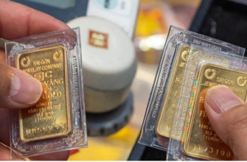 Giá vàng nhảy múa: Nhà đầu tư “đu đỉnh” chờ tín hiệu mới, hé mở động lực phức tạp đứng sau biến động của vàng Giá vàng nhảy múa: Nhà đầu tư “đu đỉnh” chờ tín hiệu mới, hé mở động lực phức tạp đứng sau biến động của vàng