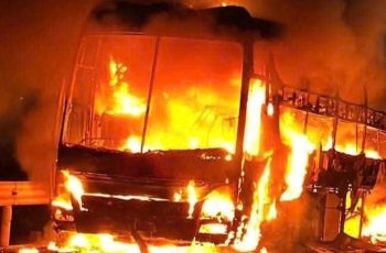 Xe khách chở 34 người về quê ăn Tết bất ngờ bốc cháy Xe khách chở 34 người về quê ăn Tết bất ngờ bốc cháy