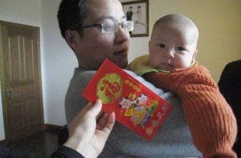 Lì xì Tết cho con vào đêm giao thừa hay sáng mùng 1, sự khác biệt quá lớn Lì xì Tết cho con vào đêm giao thừa hay sáng mùng 1, sự khác biệt quá lớn