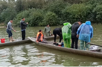 Chùm ảnh hiện trường vụ lật đò chở 7 người một gia đình ngày mùng 3 Tết: 4 nạn nhân chết và mất tích, bé 3 tuổi không qua khỏi Chùm ảnh hiện trường vụ lật đò chở 7 người một gia đình ngày mùng 3 Tết: 4 nạn nhân chết và mất tích, bé 3 tuổi không qua khỏi