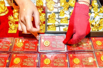 Giá vàng hôm nay (26/2): Người dân xếp hàng xuyên đêm ngày vía Thần Tài và chuyện ông lão 70 tuổi 16 năm đi mua vàng Giá vàng hôm nay (26/2): Người dân xếp hàng xuyên đêm ngày vía Thần Tài và chuyện ông lão 70 tuổi 16 năm đi mua vàng