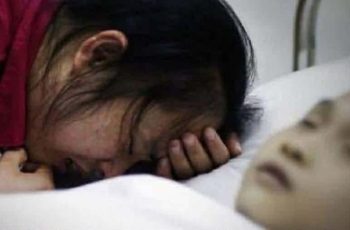 Mẹ ơi có gì đó cựa quậy trong bụng con’, 2 tuần sau bé trai 3 tuổi xa cha mẹ vĩnh viễn Mẹ ơi có gì đó cựa quậy trong bụng con’, 2 tuần sau bé trai 3 tuổi xa cha mẹ vĩnh viễn