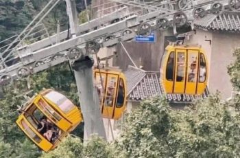 Cáp treo bung cửa khiến du khách rơi xuống vực Cáp treo bung cửa khiến du khách rơi xuống vực